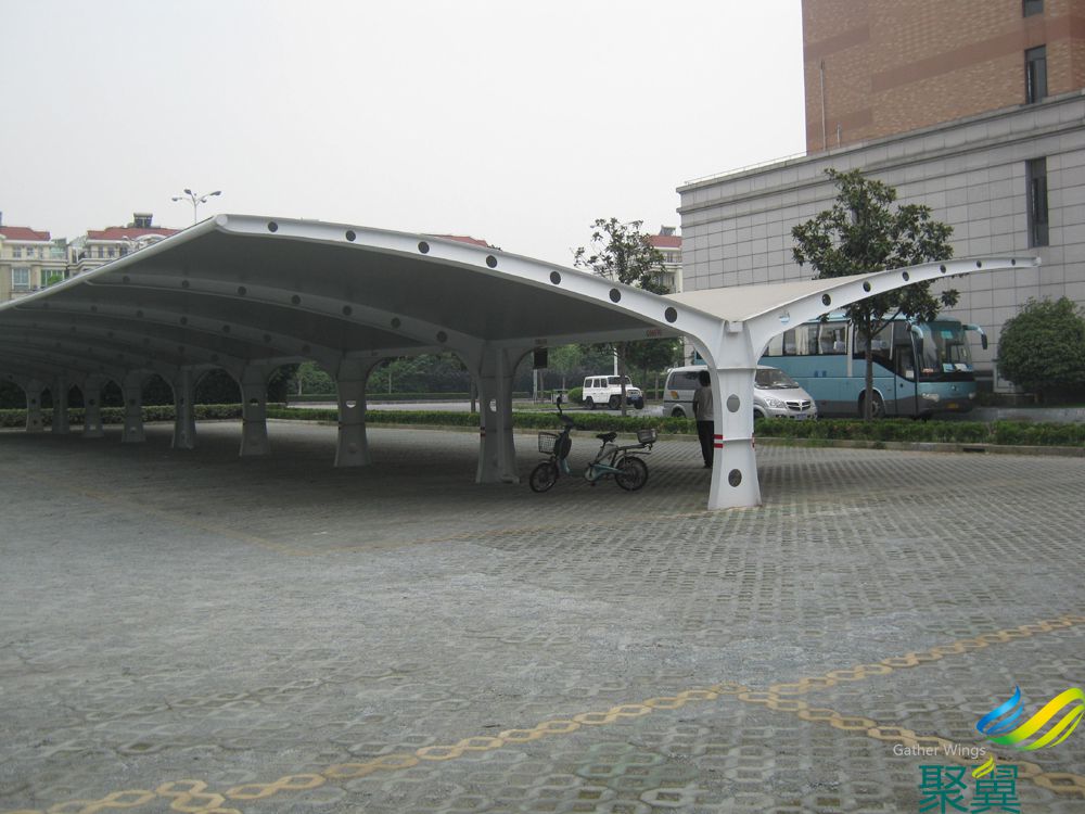 露天廣場兩排車位膜結(jié)構(gòu)車棚