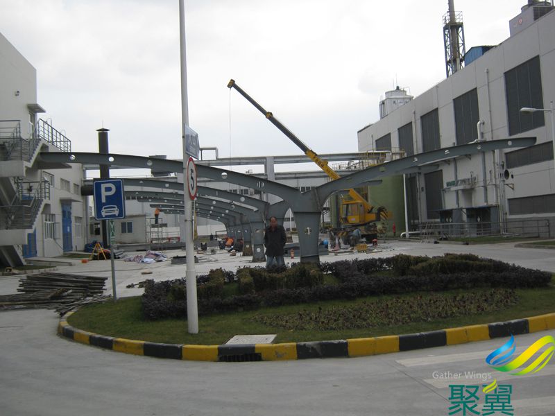 莊信萬(wàn)豐膜結(jié)構(gòu)汽車停車棚鋼結(jié)構(gòu)骨架現(xiàn)場(chǎng)安裝
