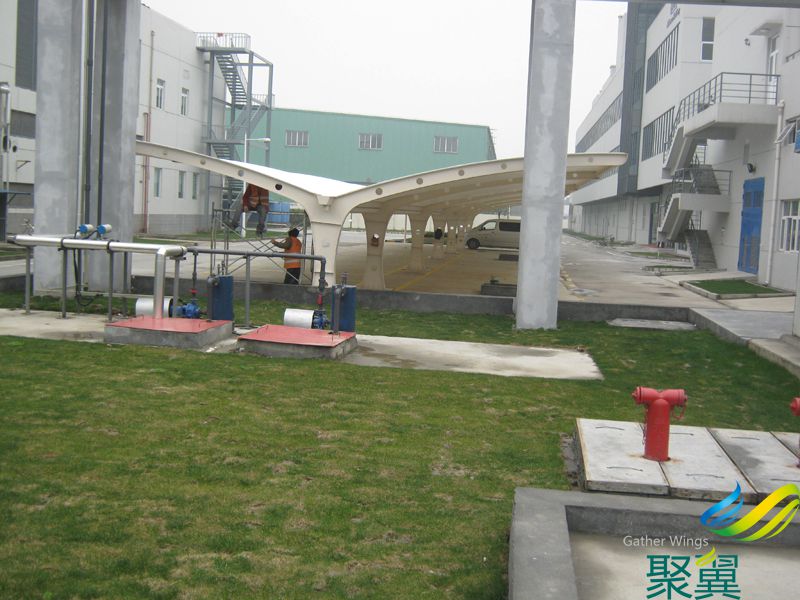 莊信萬(wàn)豐膜結(jié)構(gòu)汽車停車棚膜布安裝部分畫(huà)面