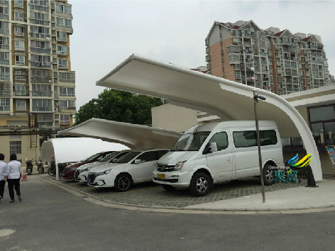 新虹社區(qū)膜結(jié)構(gòu)車棚白色_社區(qū)車棚造型獨特_車棚簡約